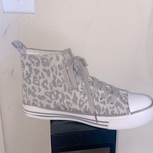 selling this shoes. Size:7 color:white and grey